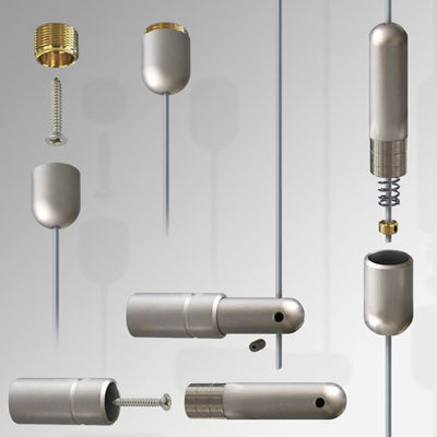 System wystawienniczy z linkami aluminiowymi do reklam montowanych na ścianie w sklepie detalicznym